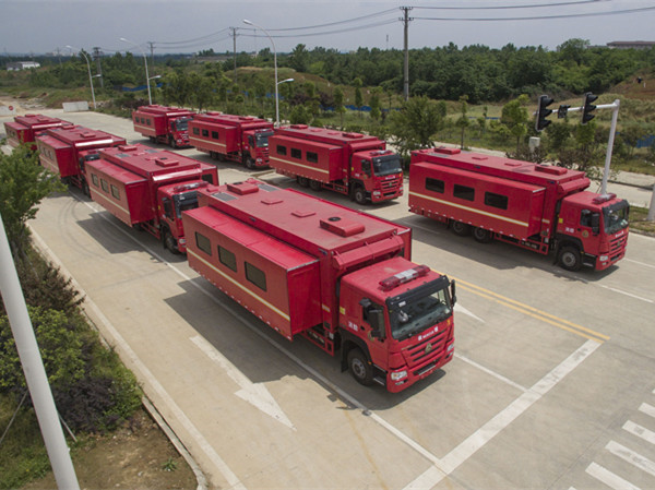 重汽后雙橋宿營(yíng)車